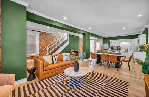 West Columbus House | 5 min to Downtown, King Suite, Pet Friendly