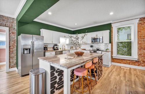 West Columbus House | 5 min to Downtown, King Suite, Pet Friendly