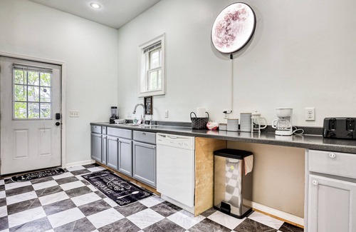 Metropolitan Apartment | 5 min to DT - Summer Getaway - Private Balcony + Telescope