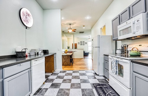 Metropolitan Apartment | 5 min to DT - Summer Getaway - Private Balcony + Telescope