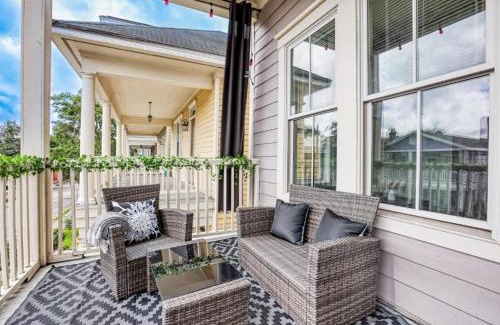 Metropolitan House | 5 min to DT - Summer Getaway - Parking - Private Balcony, Telescope