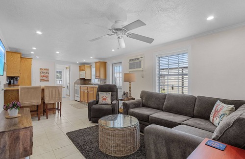 Naples Park House | 5 min to Gulf Beaches. Beach Pass Incld. Feb & March Just Opened! 28 nt min! nnn