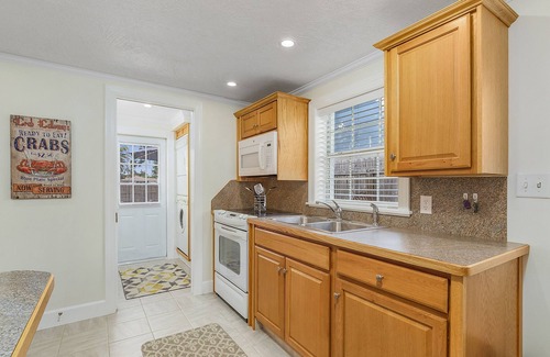 Naples Park House | 5 min to Gulf Beaches. Beach Pass Incld. Feb & March Just Opened! 28 nt min! nnn