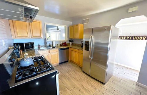 Cavalier Vista House | 5 min to Old Town, HEATED Pool, Master Suite, Shuffleboard and Mini Golf!