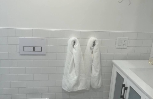 Vineyard Haven Apartment | 5 min walk to the BEACH ON MARTHA'S VINEYARD. Beautiful, new, modern, 1BED/1BATH