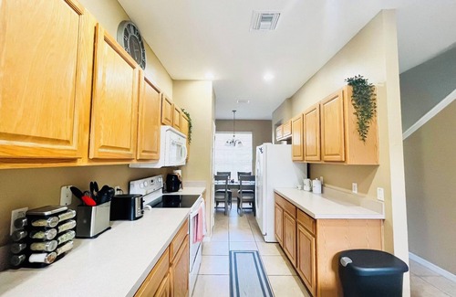 St. Cloud House | 5 mins from Kissimmee and 20 mins from the parks!