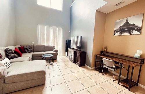 St. Cloud House | 5 mins from Kissimmee and 20 mins from the parks!