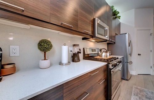 Northside House | 5 mins to Downtown | Tesla Charger | Sleeps 6