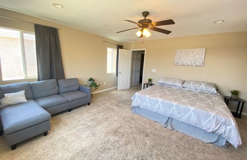Stockton House | 5 mins to DT and the Water! Parking. A/C. Backyard