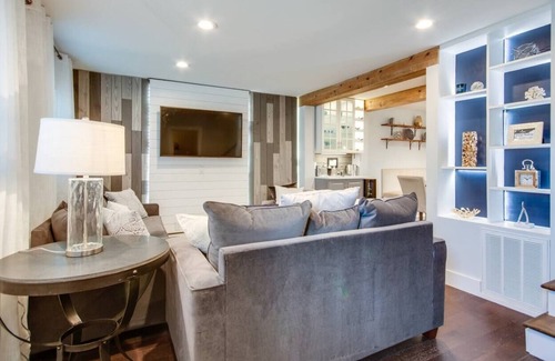 McFerrin Park House | 5 mins to DT | Private Patio | Wi-Fi | Parking