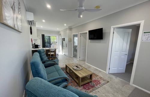 Bateau Bay House | 5 mins to Forresters Beach