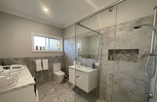 Bateau Bay House | 5 mins to Forresters Beach