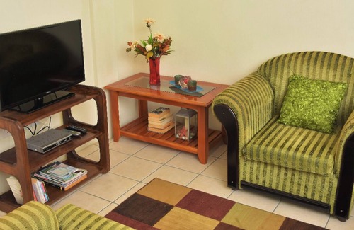 Corinthe Apartment | 5 Minute walk to Marisule Beach