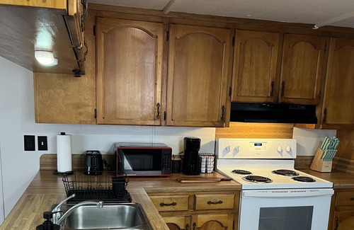 Brookeland House | 5 minutes from Humphrey boat ramp,guest access to pool and tennis courts