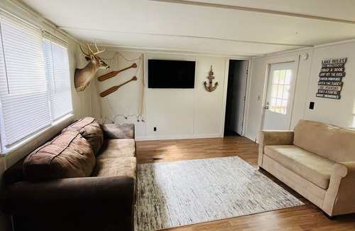 Brookeland House | 5 minutes from Humphrey boat ramp,guest access to pool and tennis courts