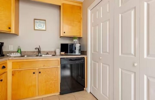 Ono Island House | 5 minutes to beaches! Quiet and clean home, pet friendly, with huge back yard!