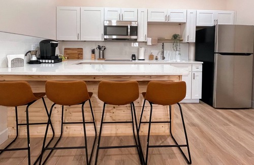 Terrace Park House | 5 minutes to Busch Garden theme park! Cozy two-bedroom bungalow