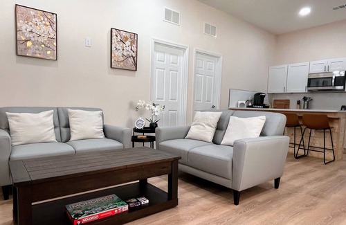 Terrace Park House | 5 minutes to Busch Garden theme park! Cozy two-bedroom bungalow