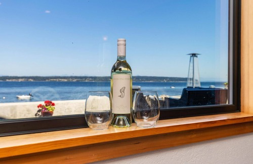 Bells Beach House | 5 minutes to downtown Langley I Beachfront I Whale Watch I Dogs Ok