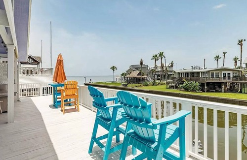Isla Del Sol House | 5 O'clock Somewhere - 4 bed 3 bath - Sea Isle West End Galveston Bay