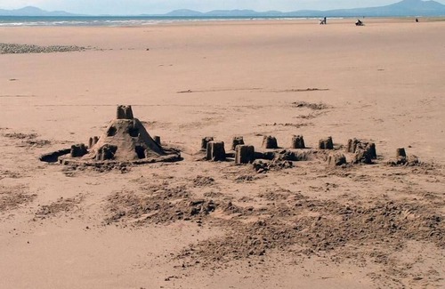 Harlech House | 5*property At Harlech Is Situated At The Foot Of The Castle Sleeps 12