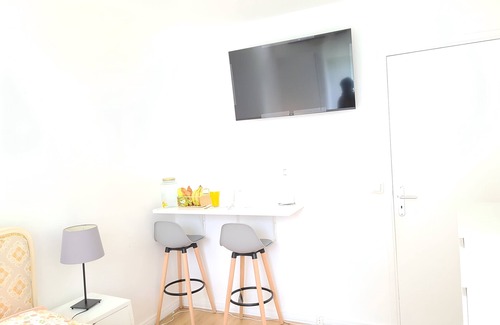 Parc aux lievres Apartment | 5 star π 1-bedroom apartment with AC, WiFi, balcony,