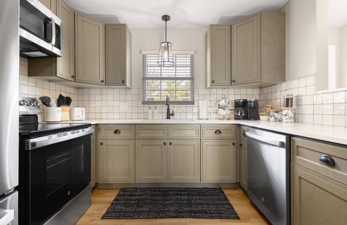 Northeast South Bend House | 5-Star 5BR Townhome Near Notre Dame -> BBQ -> Perfect for Game Day & Groups