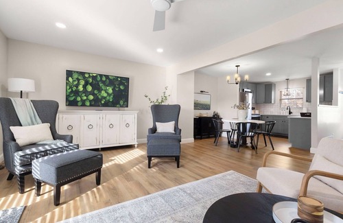 Northeast South Bend House | 5-Star 5BR Townhome Near Notre Dame -> BBQ -> Perfect for Game Day & Groups