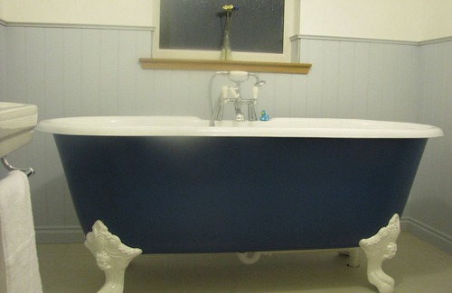 Harris House | 5 star accommodation for couples.nTraditional sauna,log burner and cinema room.