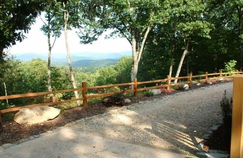Ellijay Cabin | 5 Star Beauty, Cozy Elegance, Privacy and One Amazing Hot Tub Pavilion