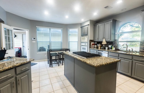 Barker House | 5-Star Luxury: 4King/2Full Beds, Pool & Chic Patio