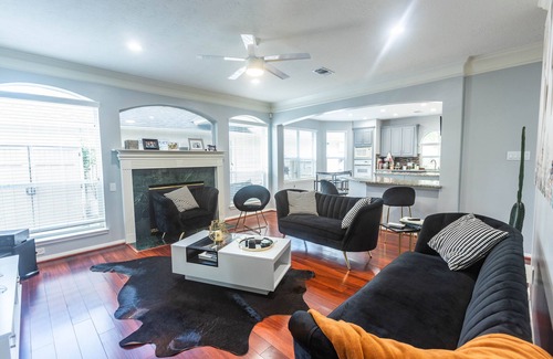 Barker House | 5-Star Luxury: 4King/2Full Beds, Pool & Chic Patio