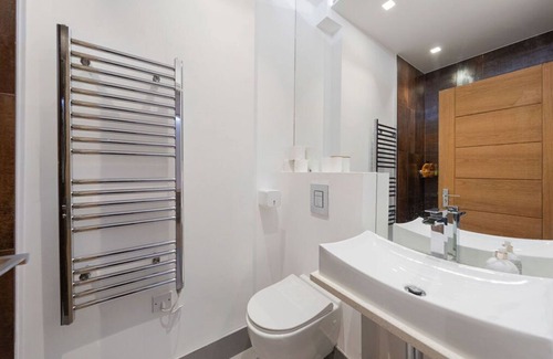 Kilburn Apartment | 5-Star Luxury Retreat Overlooking the Park