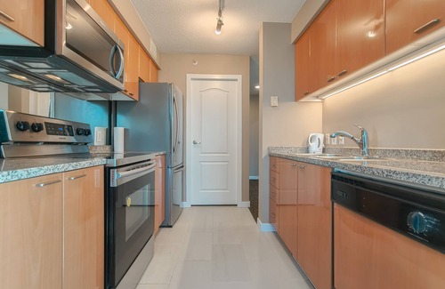 Coal Harbour Condo | (50% OFF) Perfectly Located Condo for Exploring DT Vancouver | Walk to Robson St