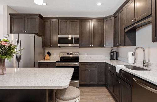 Traverse City Condo | ♛ 539 Bay St ⁀➷ 2BDR Lake View 1st Floor Condo steps to Beach!