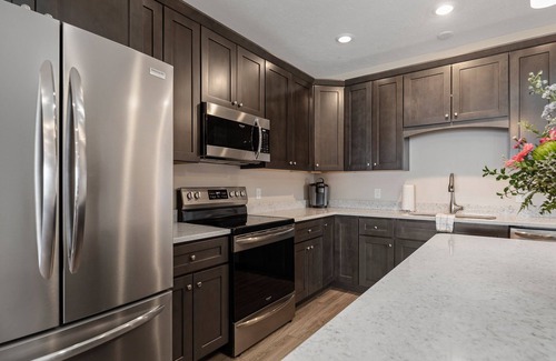 Traverse City Condo | ♛ 539 Bay St ⁀➷ 2BDR Lake View 1st Floor Condo steps to Beach!