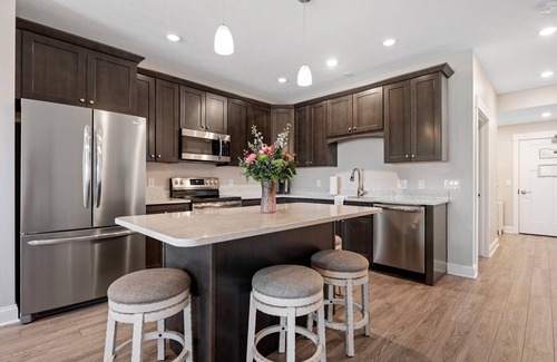 Traverse City Condo | ♛ 539 Bay St ⁀➷ 2BDR Lake View 1st Floor Condo steps to Beach!