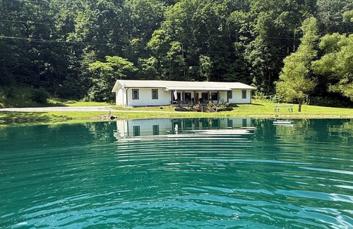 Kedron Cabin | 55 ACRE GATED ESTATE, RUSTIC MOUNTAIN LODGE, SPRINGWATER LAKE, HIKING & FISHING