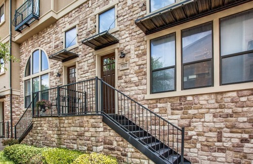 Legacy Park House | 5792 Robbie · Driem house- Award Winning - 1 minute to shops