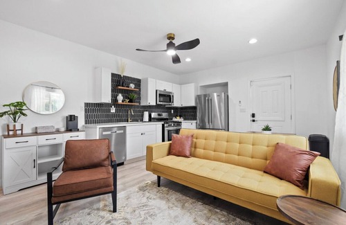 Encanto House | 5bed/3ba, Gameroom, Pool, Spa, Sleeps 20+, Views