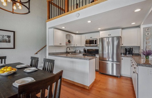 Sandpoint Condo | 5BR/3BA Lakeside Escape –Walkable to Downtown Sandpoint & Minutes to Schweitzer
