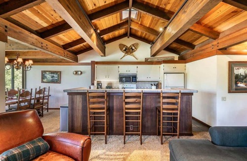 Tahoe Sierra Estates House | 6-8 Miles to Palisades|Alpine|Homewood|Walk to TC