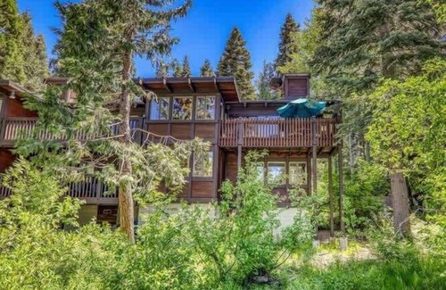 Tahoe Sierra Estates House | 6-8 Miles to Palisades|Alpine|Homewood|Walk to TC