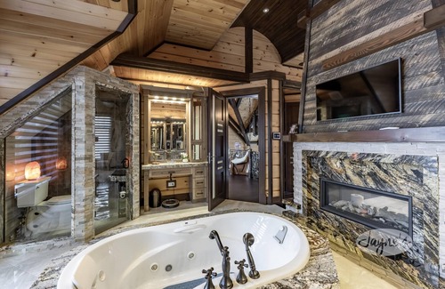 Oro-Medonte Cottage | 6 bdrm 6 bath Log oasis on Lake Simcoe! Sauna! Hot tub! Theatre! Boathouse!