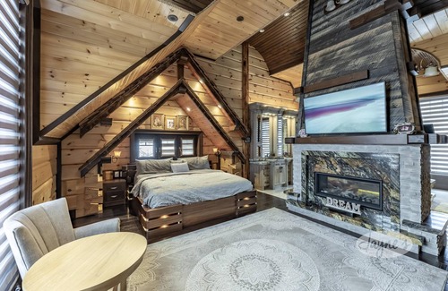 Oro-Medonte Cottage | 6 bdrm 6 bath Log oasis on Lake Simcoe! Sauna! Hot tub! Theatre! Boathouse!