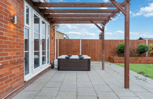 Grays Apartment | 6-Bed House With Sauna, Jacuzzi & Private Driveway