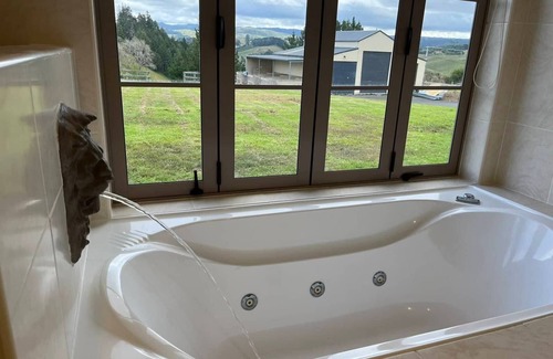 Wairoa House | 6 Bed room Villa with swimming pool, spa and tennis court in Tauranga