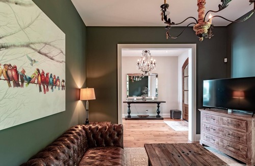 Innisfil Cottage | 6 Bedroom, 5 Bath on Kempenfelt Bay on Lake Simcoe