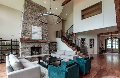 Innisfil Cottage | 6 Bedroom, 5 Bath on Kempenfelt Bay on Lake Simcoe