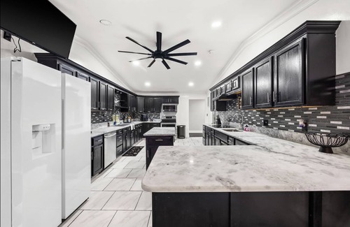 Bowling Green House | 6 bedroom 5 bath dream escape with over 4600 square feet!